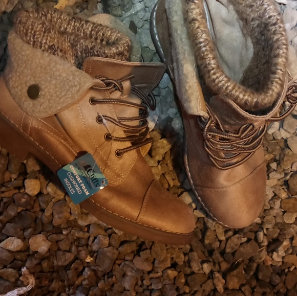 white cliff boots